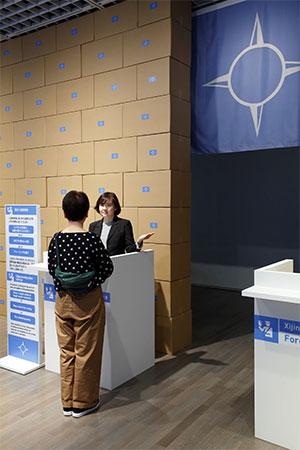 西京人(小沢剛,陳劭雄,ギムホンソック)《第3章:ようこそ西京に―西京入国管理局》2012年 作家蔵 courtesy of the artist 撮影:木奥恵三