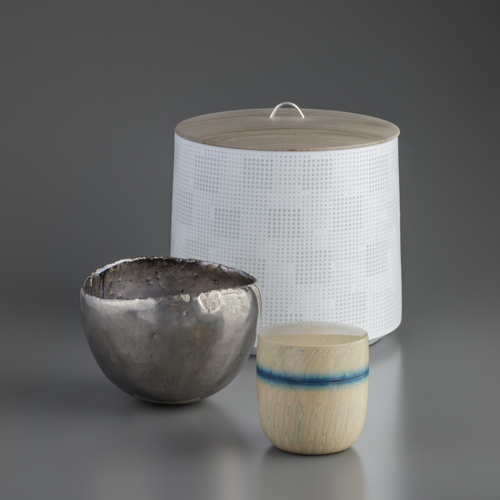 手前から,安藤源一郎《紙胎蒟醤風籟茶器》2020年 内田綱一《白金彩茶盌》2020年 新里明士《光器水指》2020年(すべて東京国立近代美術館蔵)撮影:大屋孝雄