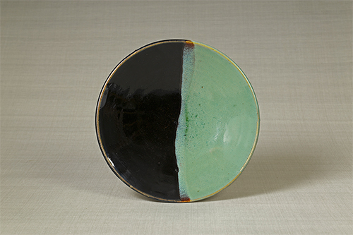《緑黒釉掛分皿（りょくこくゆうかけわけざら）》（デザイン指導：吉田璋也）牛ノ戸（鳥取県）1930 年代　日本民藝館