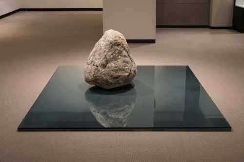 《関係項》1968/2019年 石、鉄、ガラス石:約80 ×60 ×80 cm、鉄:240 ×200 ×1.6 cm、ガラス:240 ×200 ×1.5 cm森美術館、東京 Photo: Kei Miyajima