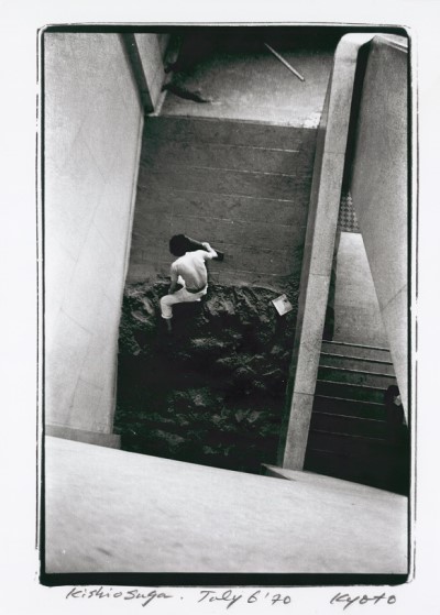 菅木志雄 《無限状況》 1970年 撮影：安齊重男 国立国際美術館 🄫Estate of Shigeo AnzaÏ Courtesy of Zeit-Foto