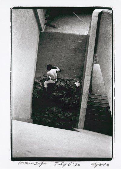 菅木志雄 《無限状況》 1970年 撮影:安齊重男 国立国際美術館 🄫Estate of Shigeo AnzaÏ Courtesy of Zeit-Foto