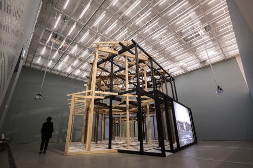 鎌田友介《The House》(2018年) “How Little You Know About Me” Courtesy of MMCA, Korea / Photograph by Moon June Hee （参考図版）