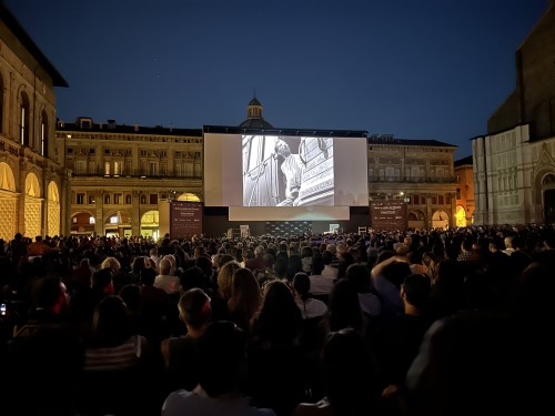 マッジョーレ広場での野外上映（筆者撮影）