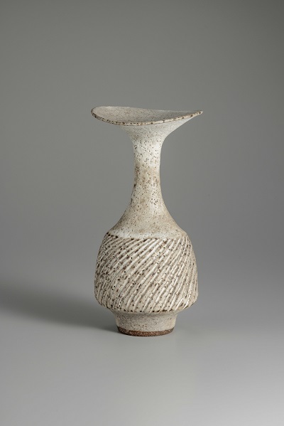 ルーシー・リー《白釉鎬文花瓶》c.1976　国立工芸館蔵　撮影：品野塁