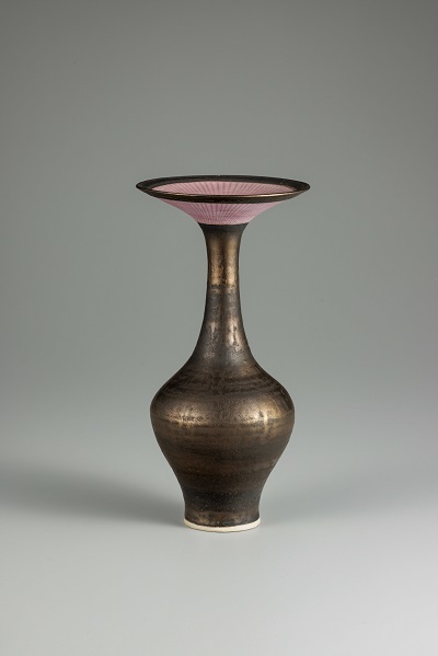 ルーシー・リー《ブロンズ釉花器》c.1980　井内コレクション(国立工芸館寄託)　撮影：品野塁