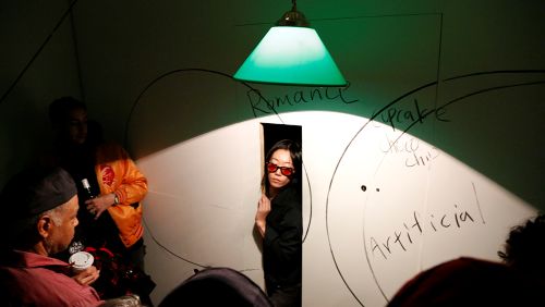 《Wrong Happy Hour［誤りハッピーアワー］》2014［JTT（ニューヨーク）でのパフォーマンス風景］Photo by Ben Hagari　©Aki Sasamoto　Courtesy of Take Ninagawa, Tokyo