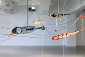 《Sounding Lines［測深線］》（部分）2024［パラ・サイト（香港）での展示風景］　Shane Akeroyd氏蔵　Photo by Studio Lights On　©Aki Sasamoto　Courtesy of Take Ninagawa, Tokyo