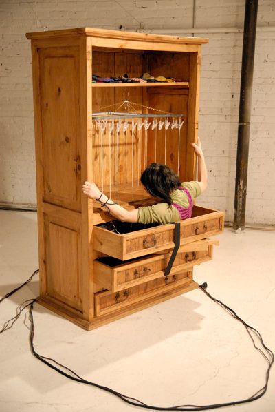 《Secrets of My Mother’s Child［母の娘の事実］》2009［チョコレート・ファクトリー・シアター（ニューヨーク）でのパフォーマンス風景］　Photo by Arturo Vidich　©Aki Sasamoto Courtesy of The Kitchen, NY and Take Ninagawa, Tokyo