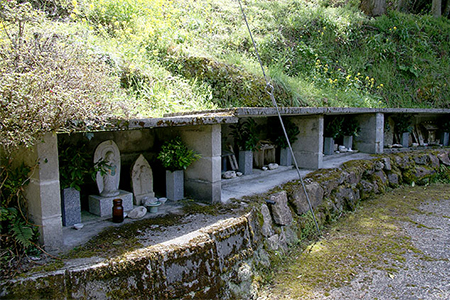 近年は集会所近くに区内の神仏を集めて祀っている。