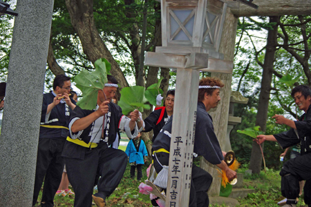 虫送りの最後,青年団がフキを振りながら踊る