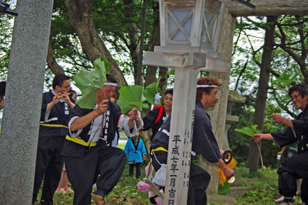 虫送りの最後，青年団がフキを振りながら踊る