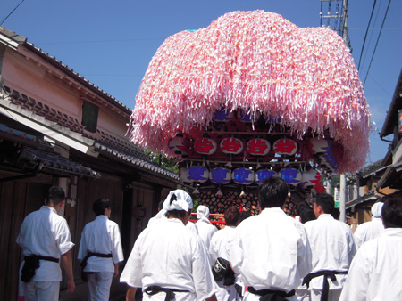 吉良川の町並みを練り歩く，花のついた花台