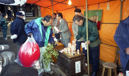 縁日では，ダルマや樒(しきみ・不浄を除く植物といわれる。)も売られ，蘇民将来符とともに求めていく。