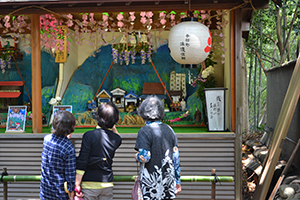 見学する地元の人々(守綱神社)