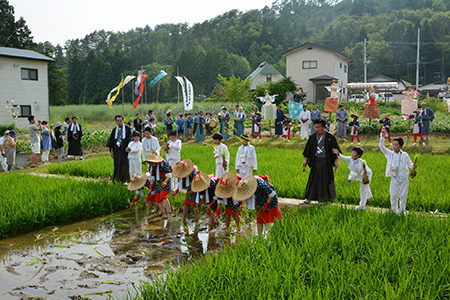 早乙女による田植え