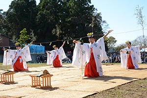 山之口中学校生徒による「浦安の舞」