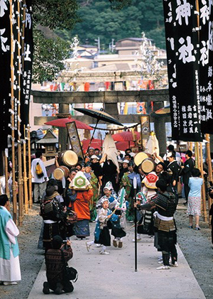 神社に向かう行列