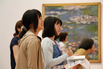 ３「Museum Startあいうえの」の活動の様子（※2014年度実施「ティーンズ学芸員」，会場：国立西洋美術館）