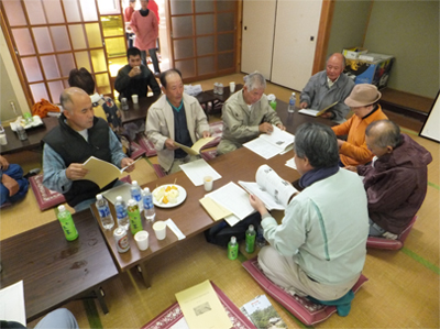 記録集について地元の人と打合せ