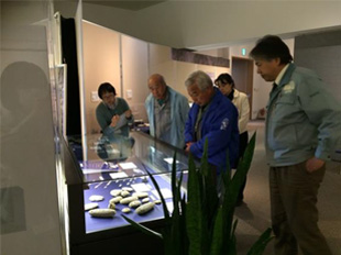まずは,お客様の立場に立って展示を見学します