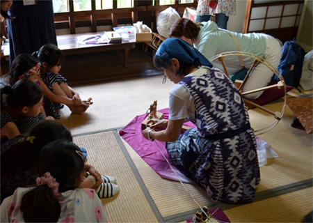 糸車での糸紡ぎ実演。糸ができる様子をじっくり見て確かめる。