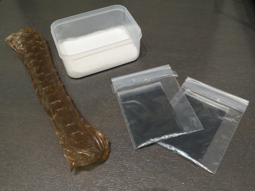 墨の材料 左から膠,香料,袋に入っているのが煤