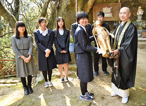 岩屋山観音寺（和歌山県田辺市）へのお身代わり仏像奉納の様子（平成31年2月26日）