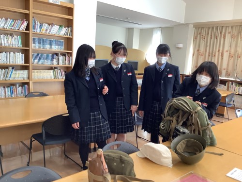 資料に触れて鑑賞する生徒たちの様子。(高崎商科大学附属高等学校提供)