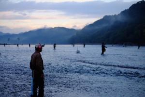 1年を通じて川に人の姿がある
