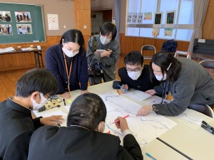 学生たちと展示内容を考える