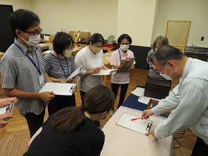 「地域学芸員」養成講座で調査カードの採録方法を学ぶ様子