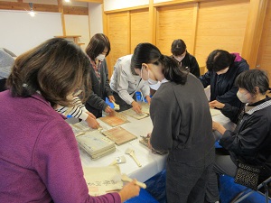 神社資料調査で資料整理やクリーニングをお手伝い
