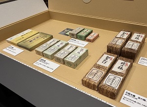ケースをのぞけば、パッケージが見える。
