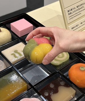 朝の準備で菓子を交換。重さは現在の生菓子の約3倍(150g)。