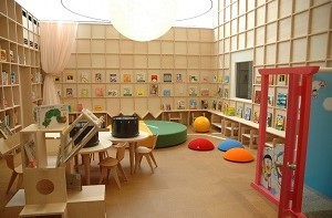 定期的におはなし会も開催される親子スペース