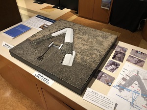 国史跡「桝形堤防」の模型の入館者による石積みの様子