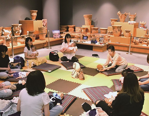 縄文展示室でのベイビーくらぶ~土器や土偶に囲まれてベビーマッサージや縄文のお話。