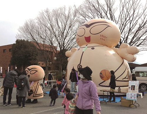 キャラクター化したラヴィちゃんと「ふわふわ」~お待ちいただく間に、土偶のことや南アルプス市の歴史についての説明を行っています