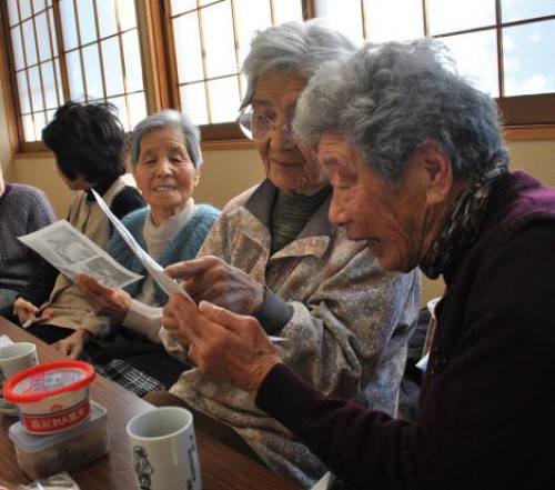 高齢者サロンなどで、昔の近所の写真を見ながら思い出話を聞き取る。