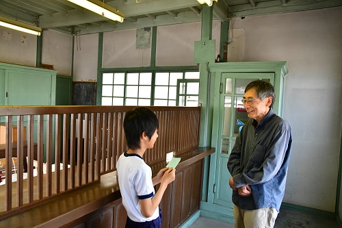 小学生の質問に笑顔で答えたり、また事前に準備したりと、高齢者のみなさんも嬉しそうに前向きに取り組まれている。