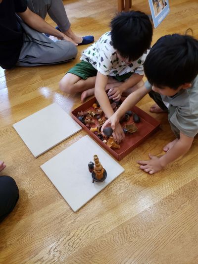 土器を積み上げてミニチュア展覧会を制作中