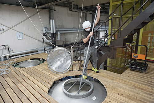写真5 もろみの撹拌作業