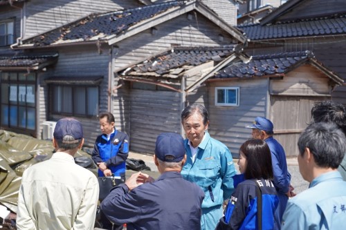 地元の方々の説明に耳を傾ける都倉長官