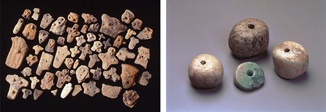 左：大量に出土した土偶、右：ヒスイ製大珠（たいしゅ）