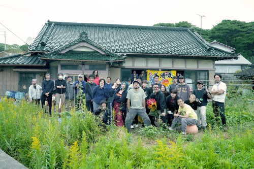 ©︎2023 SIGLO/OFFICE SHIROUS/Rooftop/LONGRIDE『さよなら ほやマン』集合写真・中央の眼鏡の男性が庄司監督