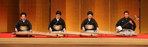 左から山勢松韻（やませしょういん）・山勢麻衣子（まいこ）・奥山益勢（みつせ）・山登松和（やまとしょうわ）：「寿くらべ」