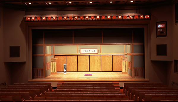 国立演芸場の高座(舞台)と客席