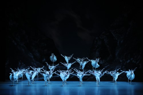 「影の王国」の場面ダンサーたちは3段の九十九折スロープをゆっくりと舞い降ります 撮影：瀬戸秀美
