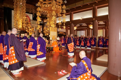 寺院での法要で声明が唱えられている様子